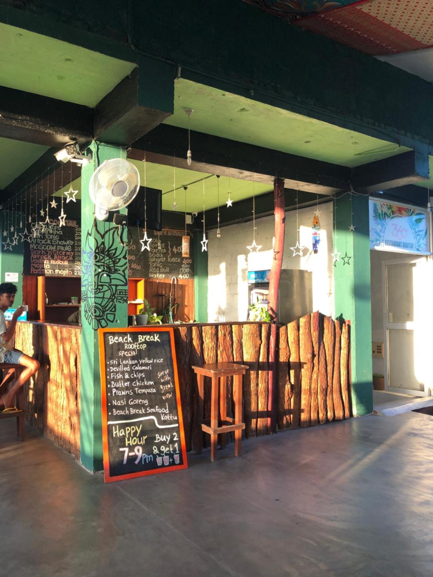 Beach Break Surf Hostel Weligama Bagian luar foto