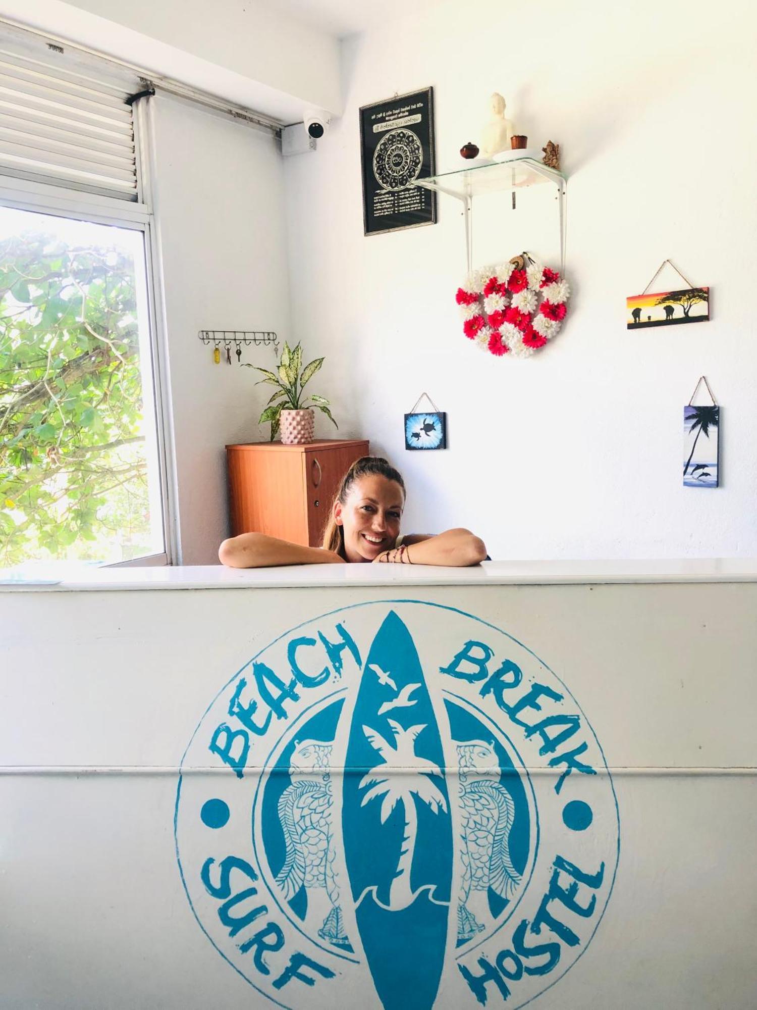 Beach Break Surf Hostel Weligama Bagian luar foto