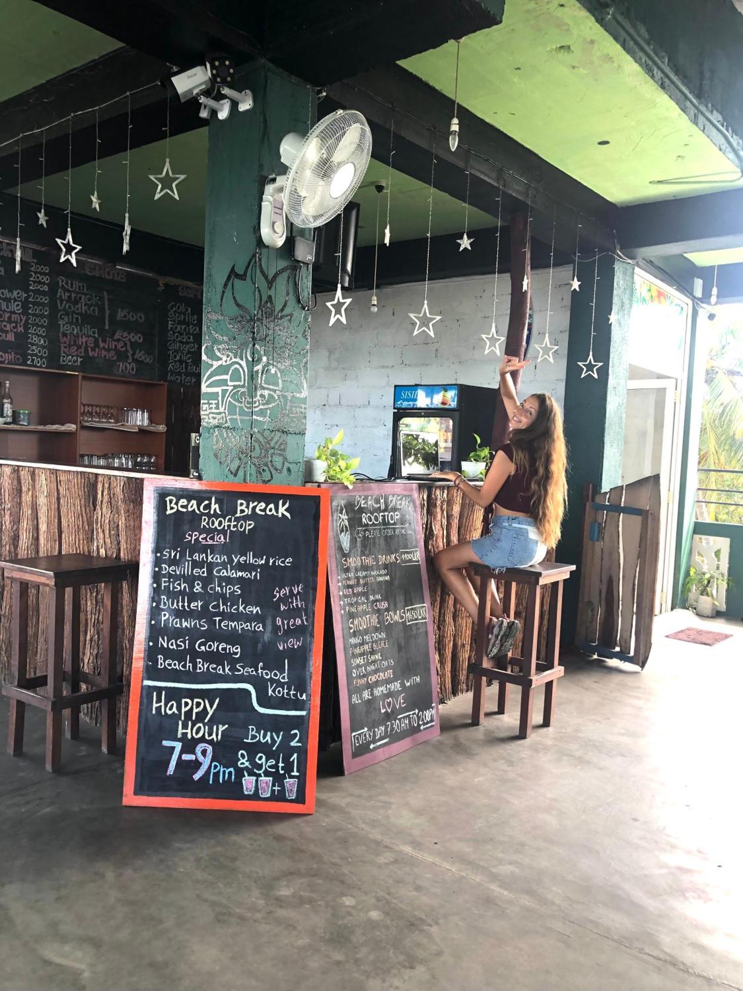 Beach Break Surf Hostel Weligama Bagian luar foto