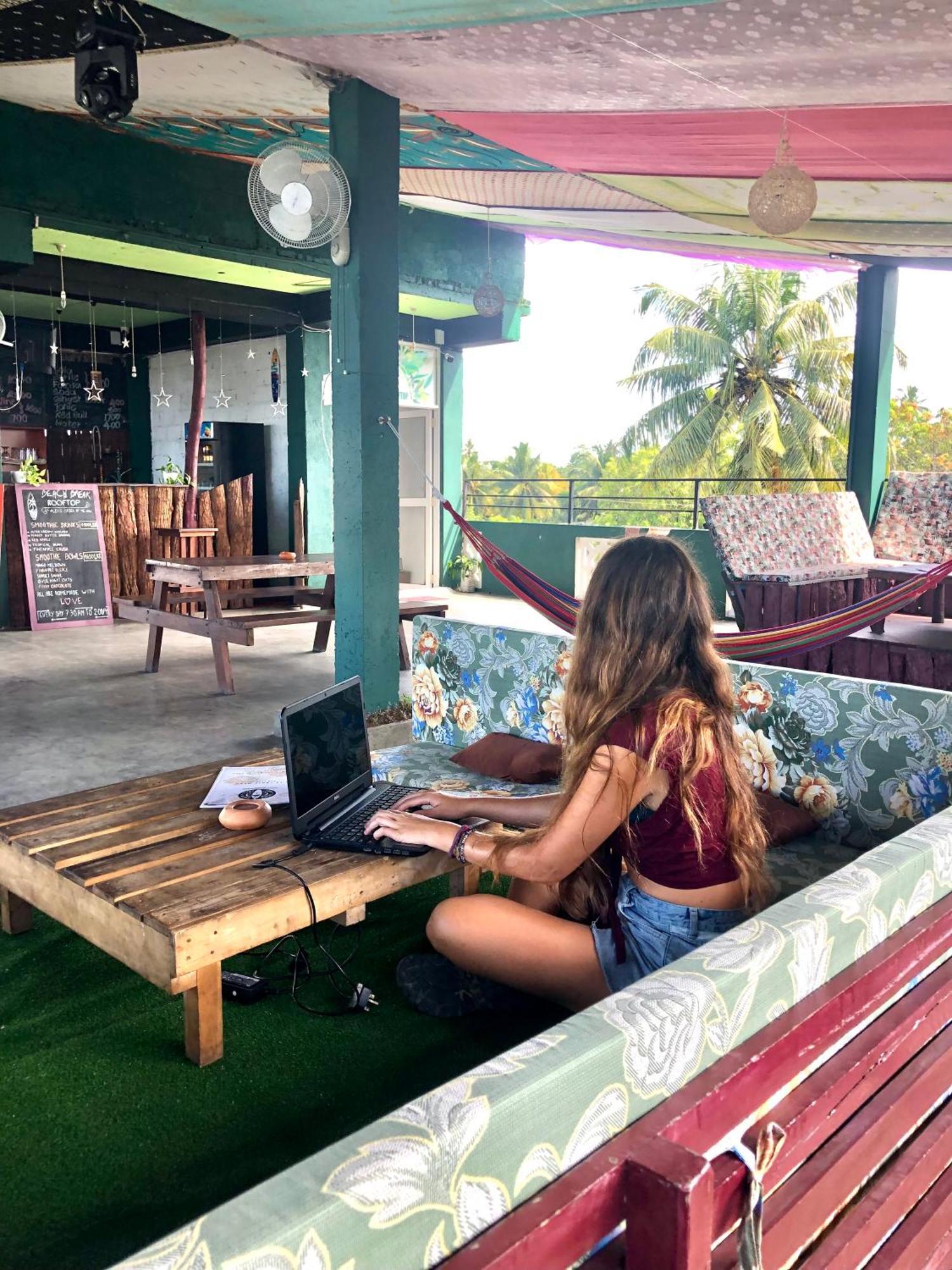 Beach Break Surf Hostel Weligama Bagian luar foto