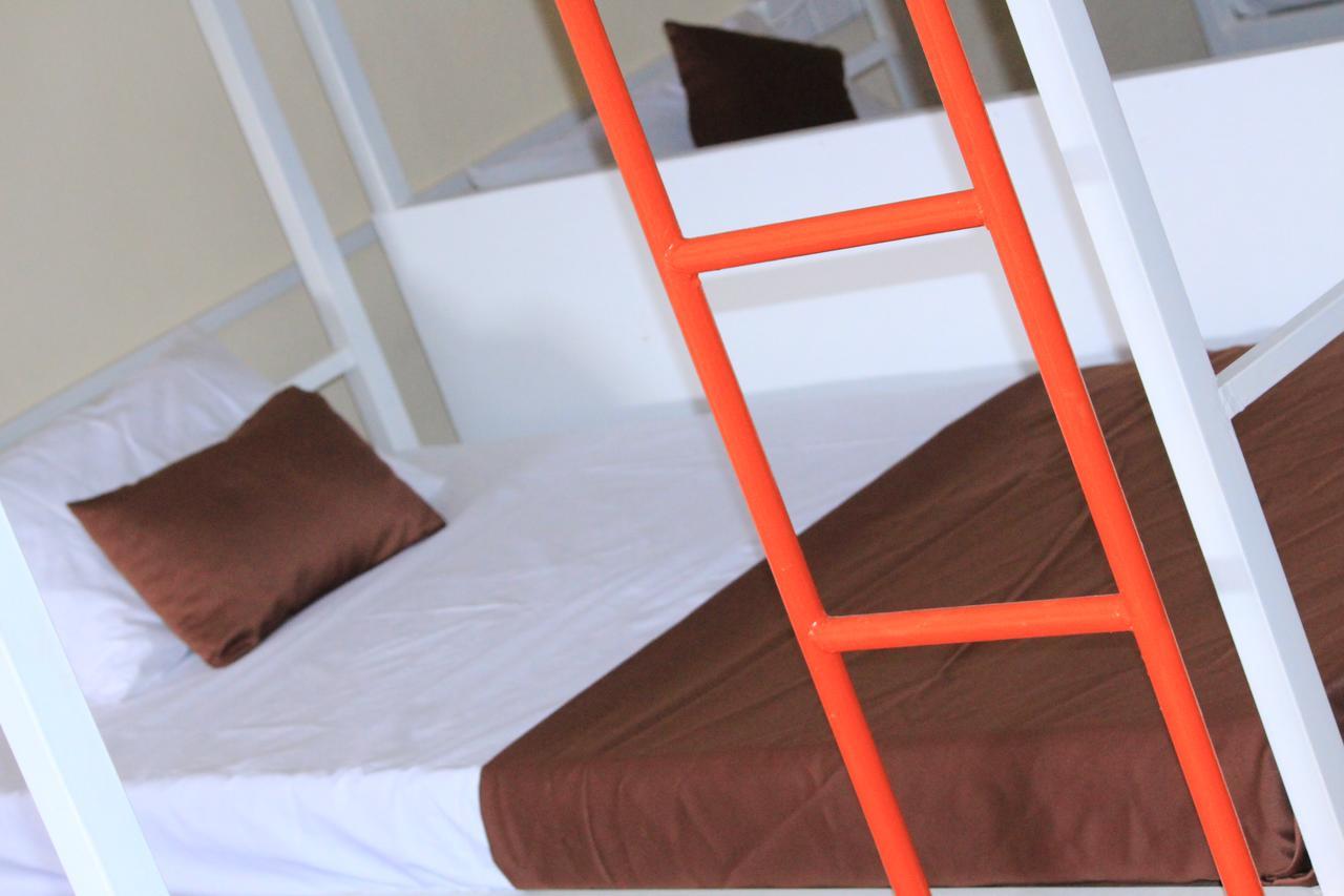 Beach Break Surf Hostel Weligama Bagian luar foto