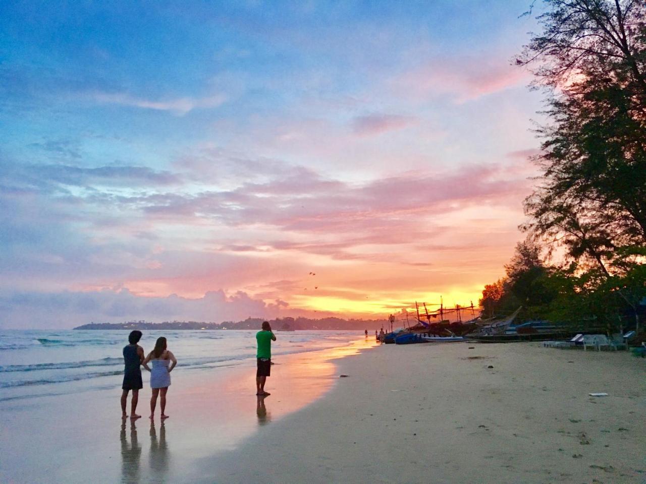 Beach Break Surf Hostel Weligama Bagian luar foto