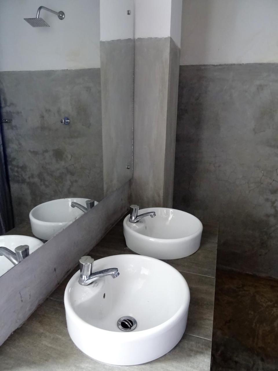 Beach Break Surf Hostel Weligama Bagian luar foto