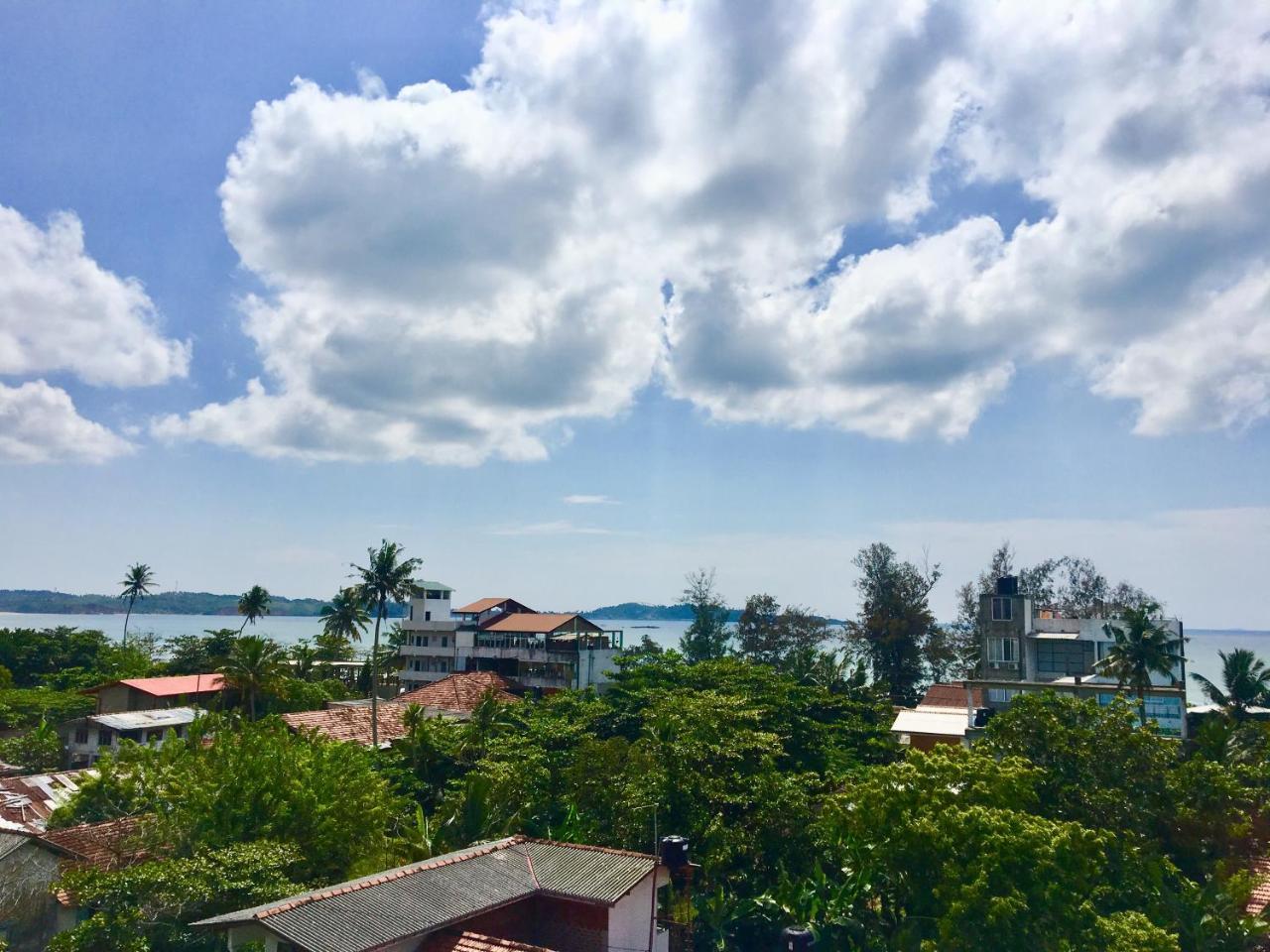 Beach Break Surf Hostel Weligama Bagian luar foto