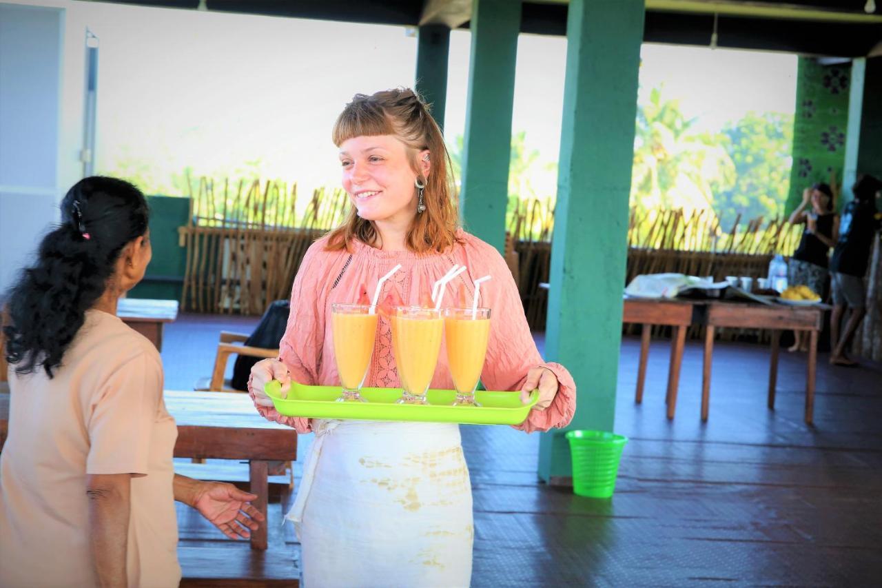 Beach Break Surf Hostel Weligama Bagian luar foto